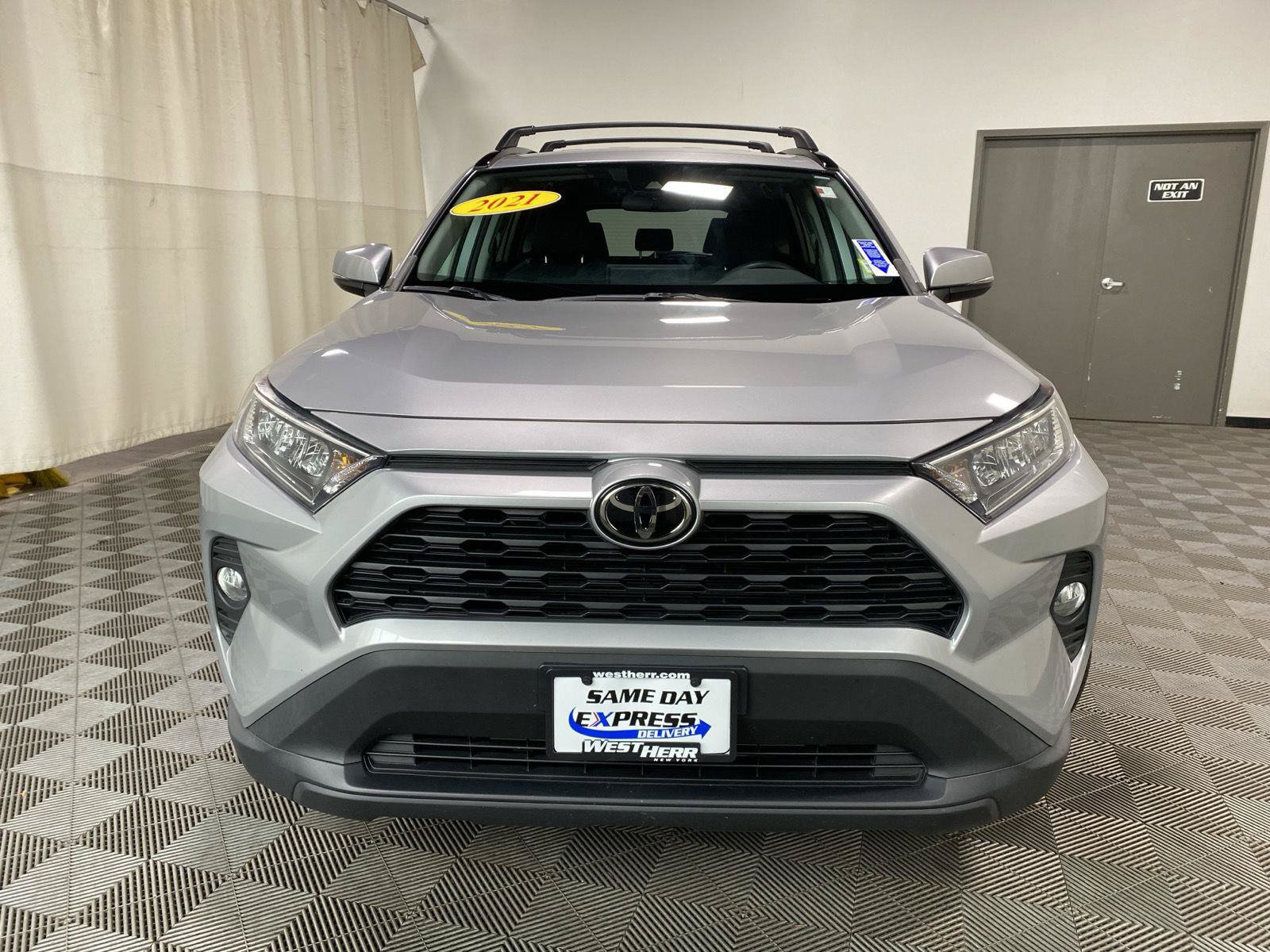 Used 2021 Toyota RAV4 XLE AWD/4WD image 3