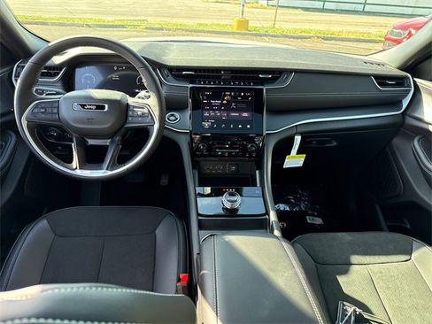 New 2025 Jeep Grand Cherokee Altitude image 10