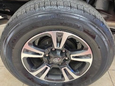 Used 2018 Toyota Tacoma TRD Sport image 29