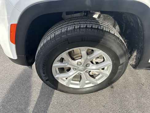 Used 2023 Jeep Grand Cherokee Limited image 11