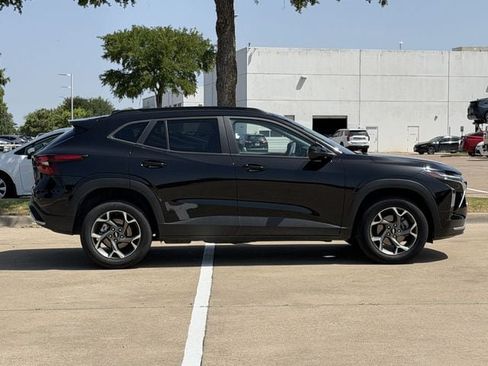 Used 2025 Chevrolet Trax LT FWD image 3