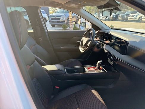 Certified 2025 Nissan Kicks SR image 13