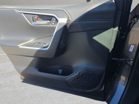 Used 2019 Toyota RAV4 Limited image 18