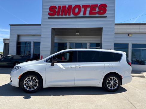 Used 2026 Chrysler Pacifica Limited image 1