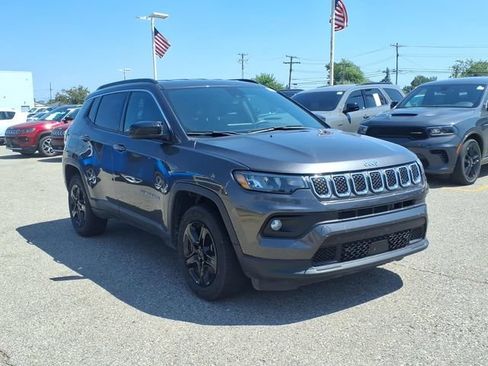 Used 2024 Jeep Compass Latitude AWD/4WD image 3