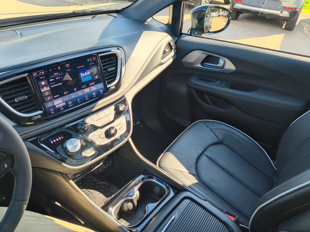 Used 2025 Chrysler Pacifica Limited w/ Uconnect Theater Family Group FWD image 28
