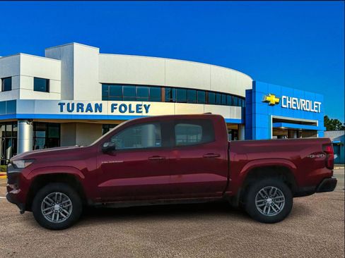 Used 2023 Chevrolet Colorado LT w/ LT Convenience Package image 2