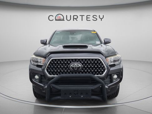 Used 2019 Toyota Tacoma TRD Sport image 4