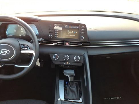 Used 2025 Hyundai Elantra SE image 9