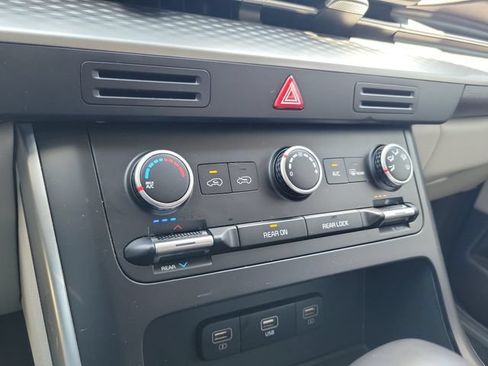 Used 2024 Kia Carnival LX FWD image 29
