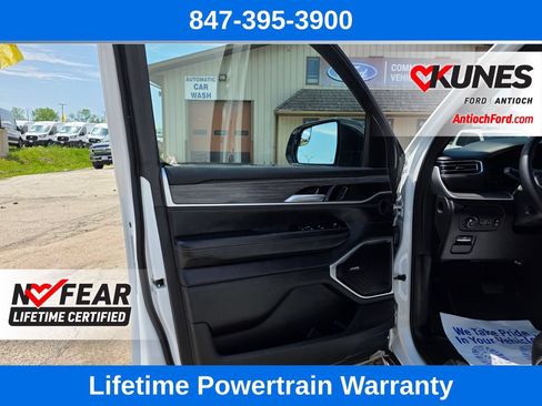 Used 2024 Jeep Wagoneer L Series II w/ Flexible Seating Group AWD/4WD image 18