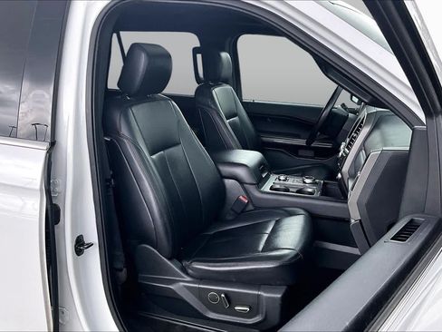 Used 2019 Ford Expedition XLT w/ Equipment Group 202A AWD/4WD image 9