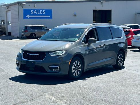 Used 2021 Chrysler Pacifica Touring FWD image 9
