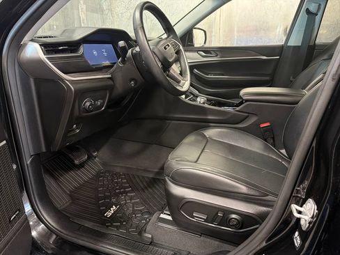 Used 2022 Jeep Grand Cherokee Limited w/ Luxury Tech Group II AWD/4WD image 4