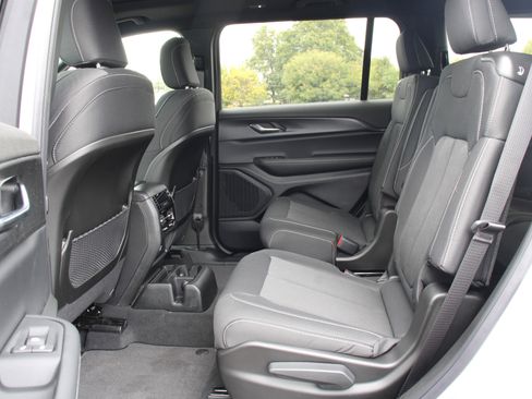 New 2025 Jeep Grand Cherokee L Laredo image 22