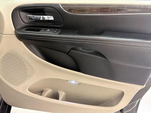 Used 2015 Chrysler Town & Country Touring-L image 39