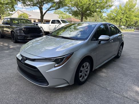 Used 2023 Toyota Corolla LE FWD image 3
