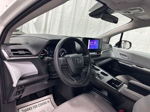 Used 2025 Toyota Sienna LE FWD image 15