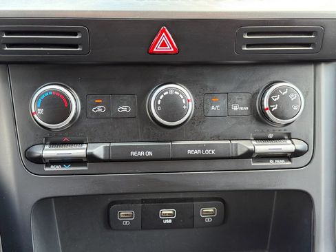 Used 2024 Kia Carnival LX FWD image 17