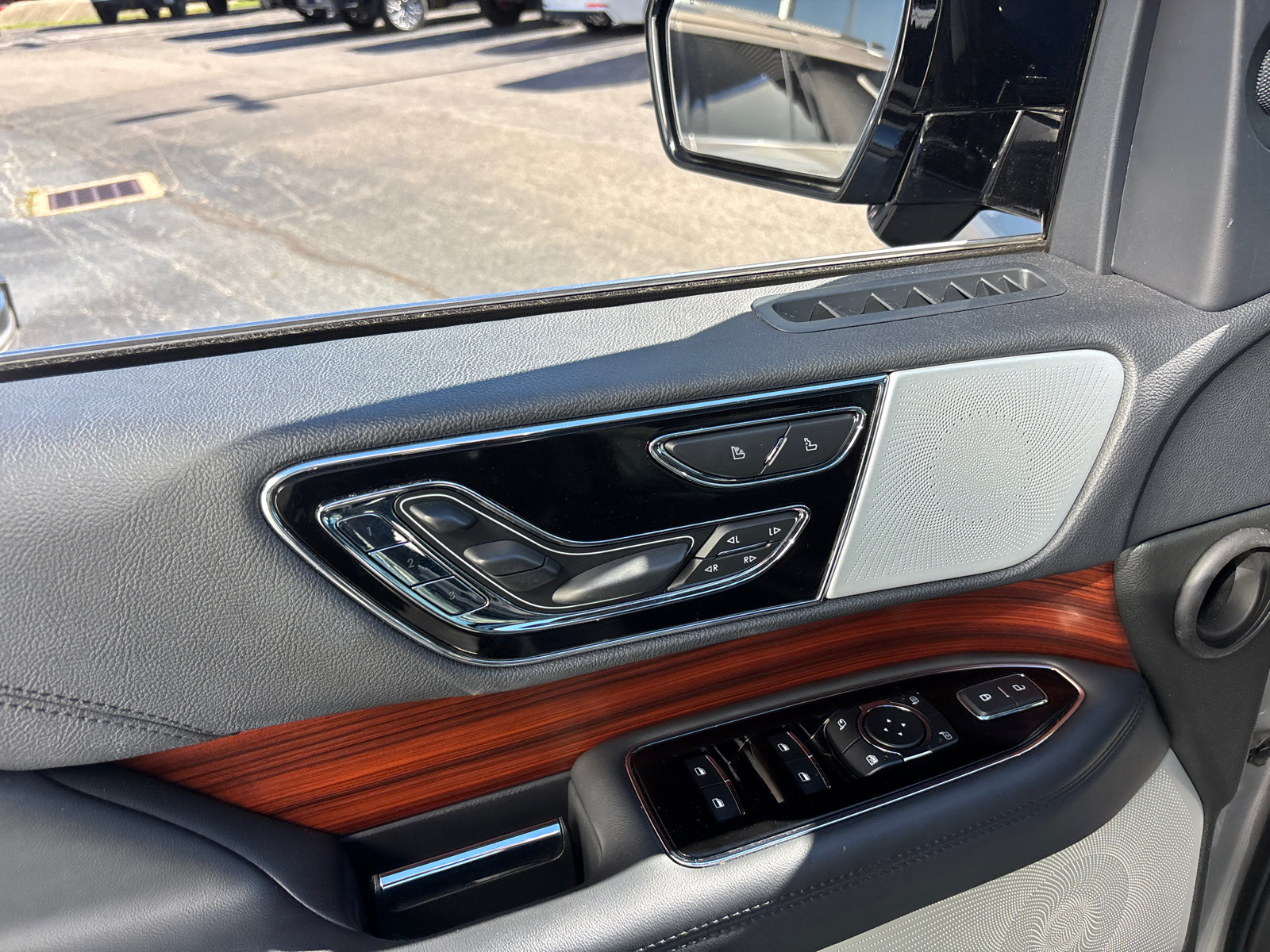 Certified 2024 Lincoln Navigator Reserve AWD/4WD image 12