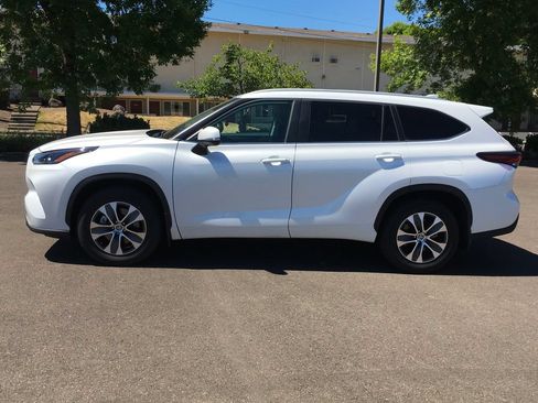 Used 2024 Toyota Highlander XLE AWD/4WD image 3