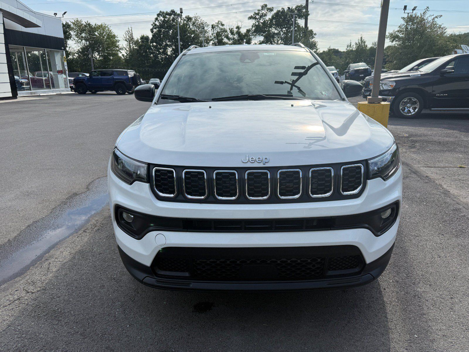 Used 2025 Jeep Compass Latitude AWD/4WD image 8