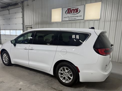 Used 2024 Chrysler Pacifica Touring-L image 13