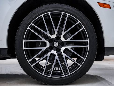 Certified 2025 Porsche Macan image 13