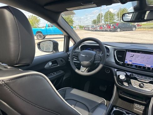 New 2025 Chrysler Pacifica Limited w/ Uconnect Theater Family Group image 50