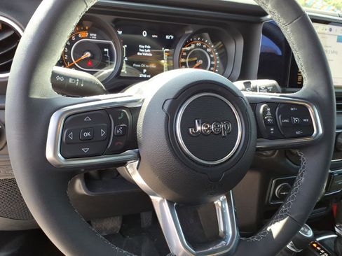 Used 2025 Jeep Wrangler Unlimited Sahara AWD/4WD image 15
