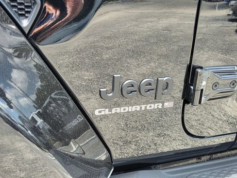 Used 2023 Jeep Gladiator Overland AWD/4WD image 10