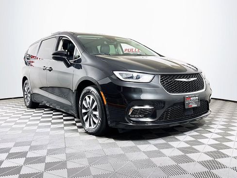 Used 2022 Chrysler Pacifica Touring-L FWD image 1