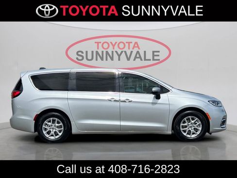 Used 2023 Chrysler Pacifica Touring-L image 9