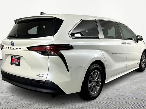 Used 2021 Toyota Sienna XLE image 7