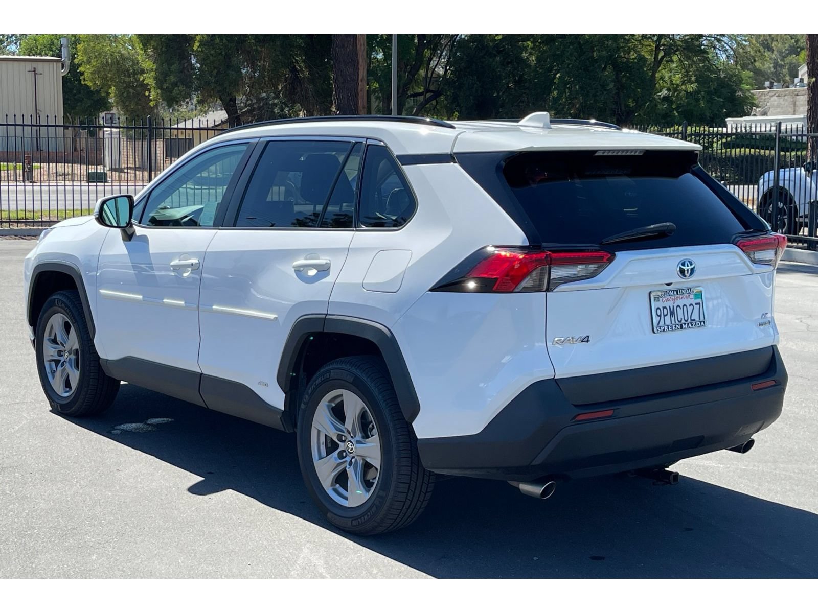 Used 2023 Toyota RAV4 LE AWD/4WD image 4