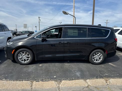 New 2026 Chrysler Pacifica Select image 3