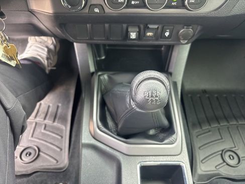 Used 2022 Toyota Tacoma TRD Off-Road image 6