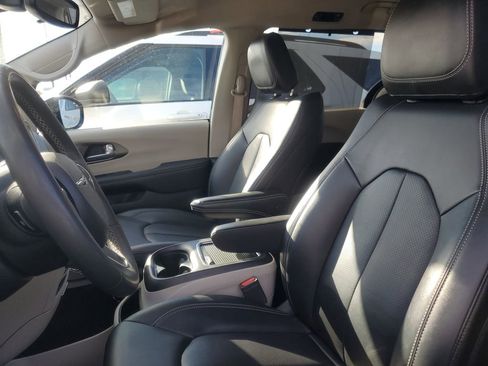 Used 2024 Chrysler Pacifica Touring-L image 15