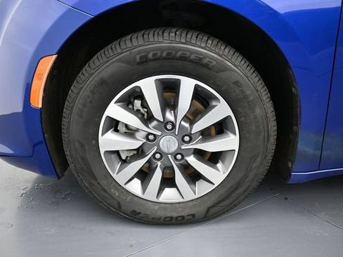 Used 2020 Chrysler Pacifica Limited FWD image 9