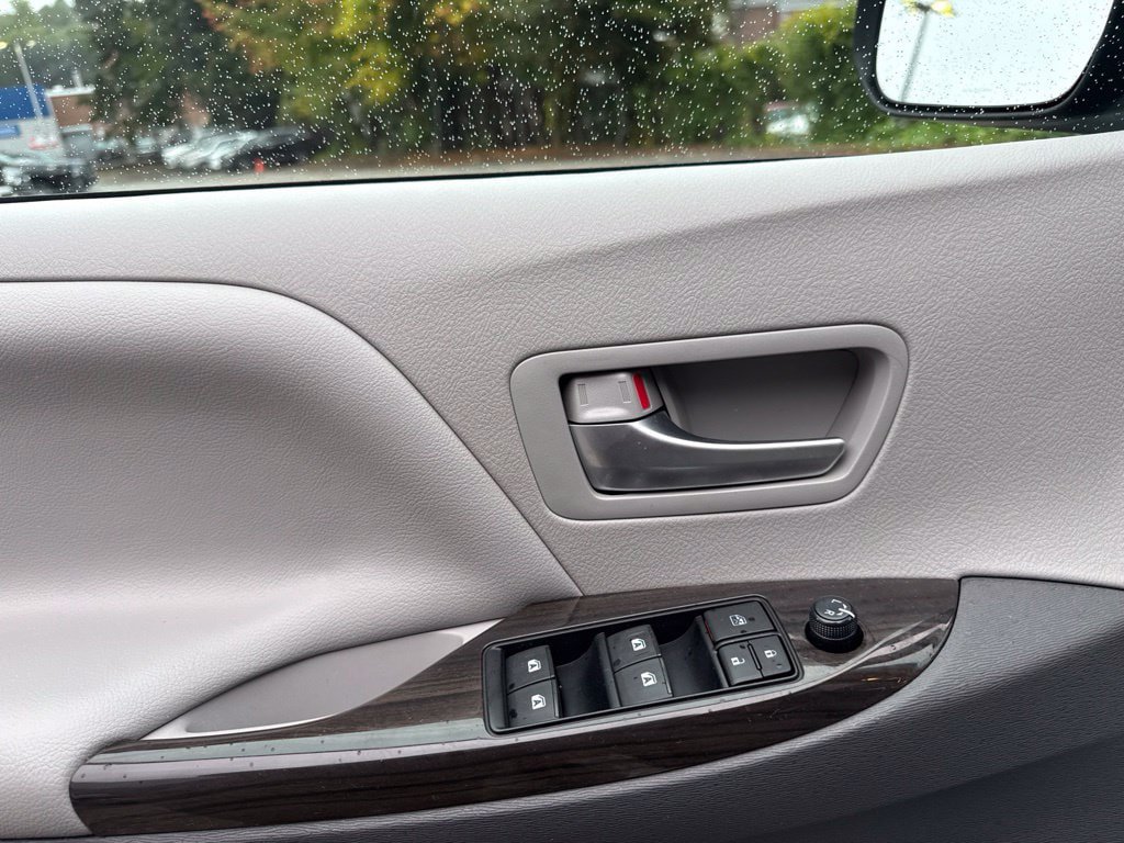 Used 2017 Toyota Sienna AWD image 13