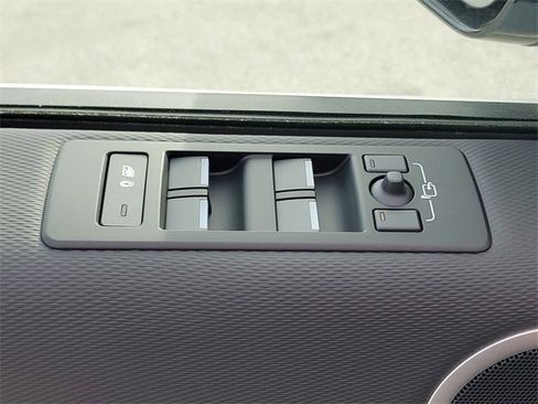 Used 2024 Land Rover Discovery Dynamic SE image 22