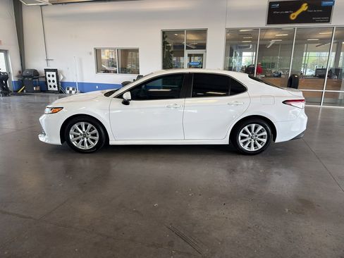 Used 2018 Toyota Camry LE FWD image 2