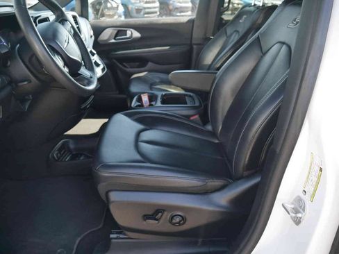 Certified 2024 Chrysler Pacifica Limited FWD image 27