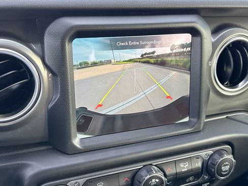 Used 2022 Jeep Gladiator Overland w/ LED Lighting Group AWD/4WD image 24