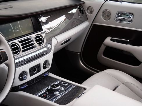 Used 2019 Rolls-Royce Dawn RWD image 30