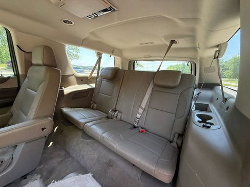 Used 2016 Chevrolet Suburban LTZ RWD image 12