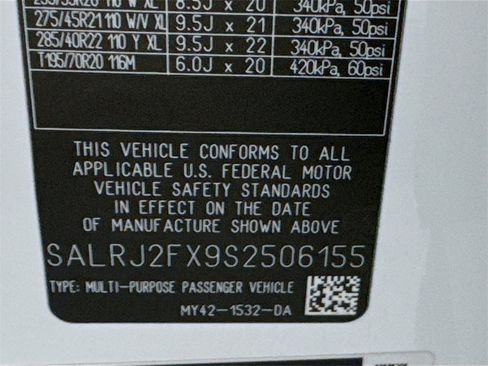 Certified 2025 Land Rover Discovery S image 32