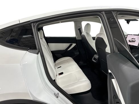 Certified 2022 Tesla Model Y Long Range AWD/4WD image 11