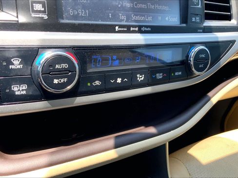 Used 2017 Toyota Highlander Limited FWD image 32