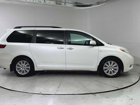 Used 2017 Toyota Sienna XLE image 9